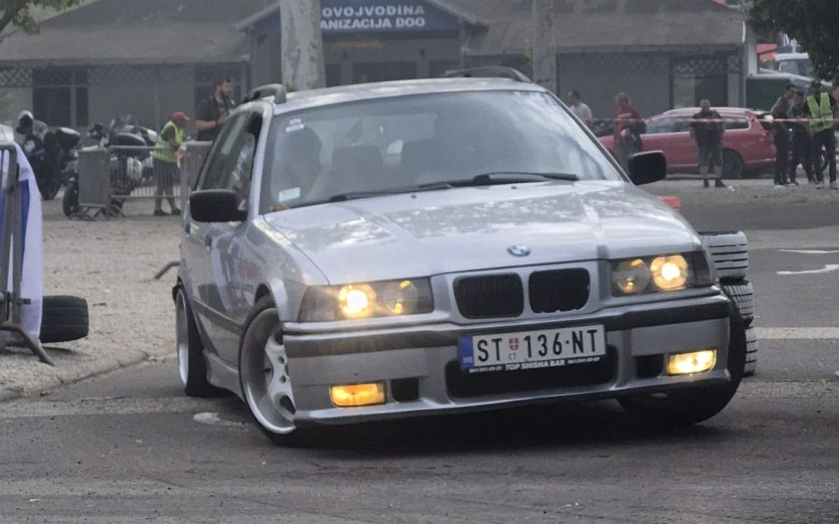 BMW E36 u krivini na trci na Sajmu u Novom Sadu