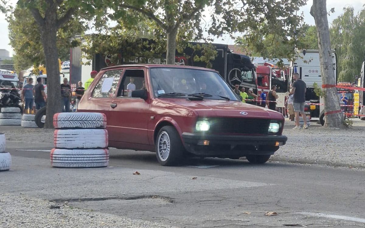 Yugo prolazi pored guma na stazi na Sajmu u Novom Sadu